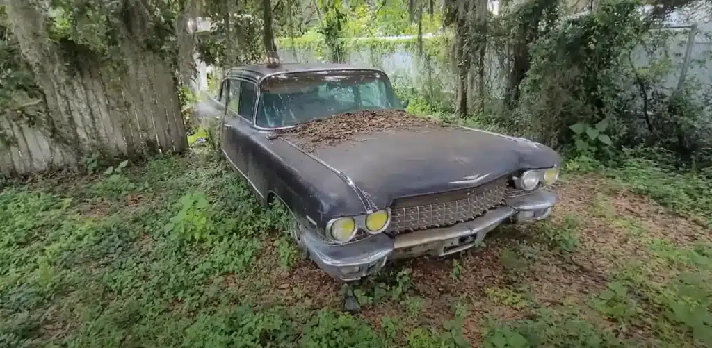 YouTuber driving through Florida randomly discovers a whole stash of extremely rare Cadillacs
