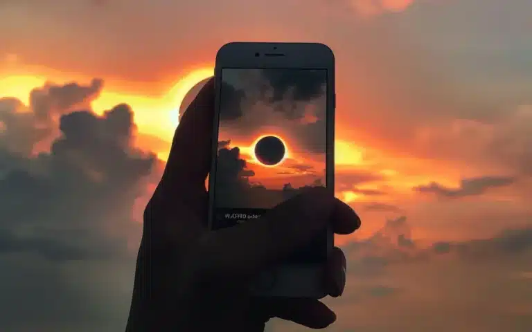 NASA explains what will happen to your phone if you try to photograph the solar eclipse