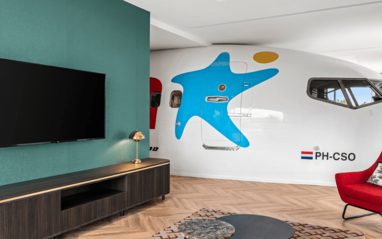 There’s a Boeing 737 plane with a cockpit in a hotel room