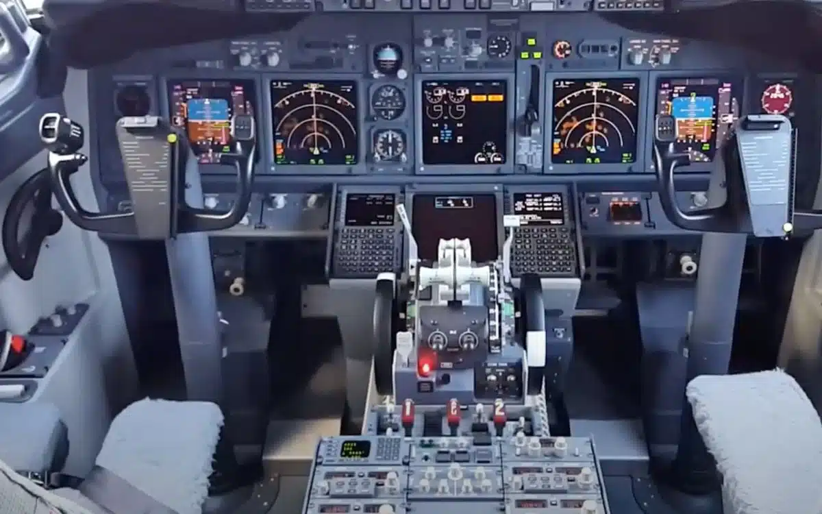 Inside the incredibly elegant cockpit of Southwest Airlines Boeing 737-800