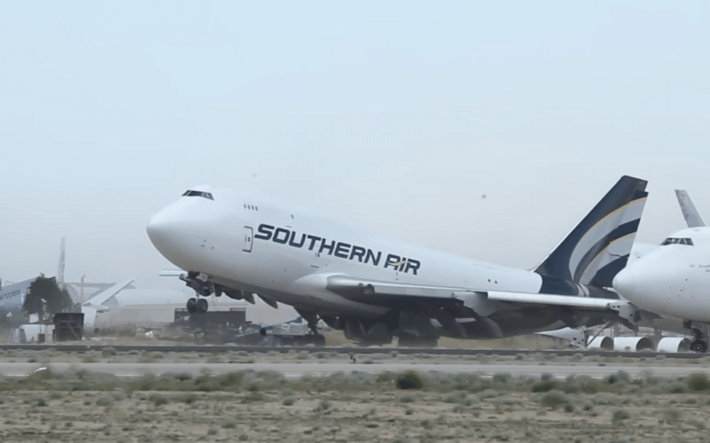 Boeing 747 sitting in boneyard with no engines tries to take off one last time
