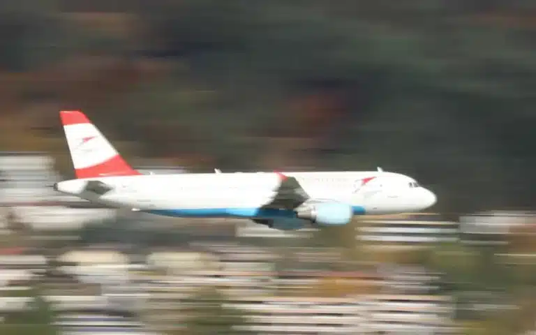 Austrian Airlines A320 performs high-speed low pass