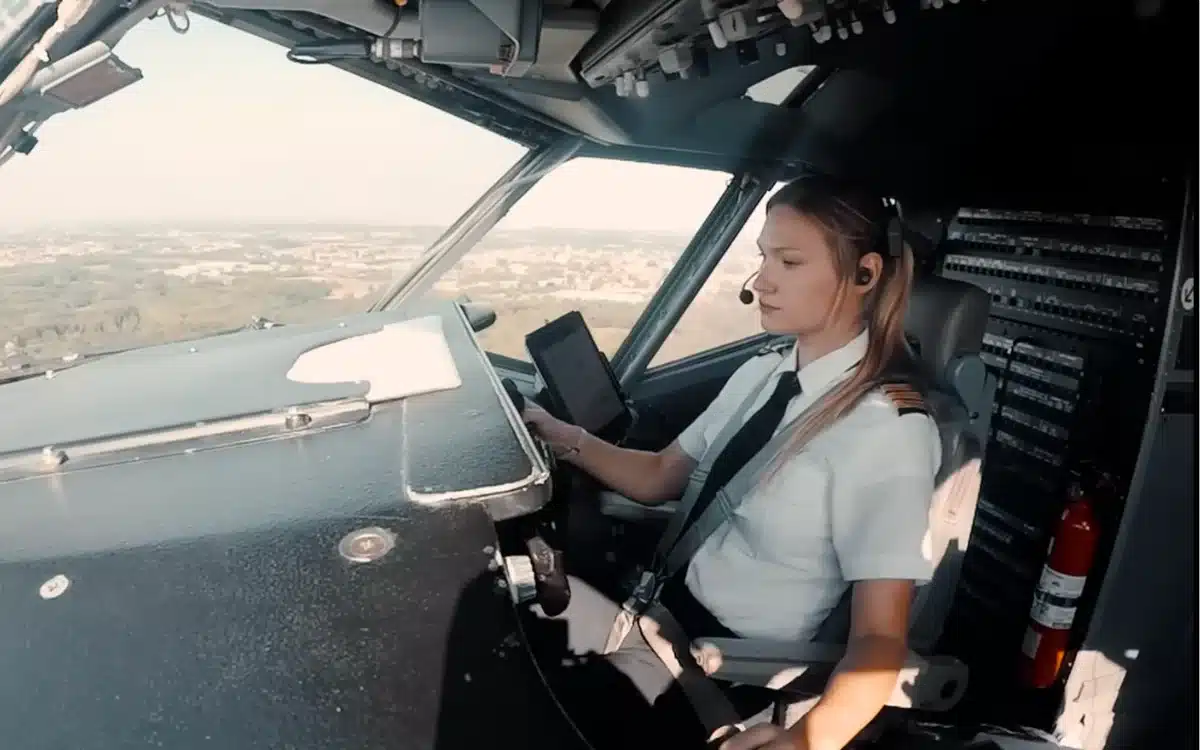 Dutch pilot shares cockpit footage of Boeing 737 landing in crosswind