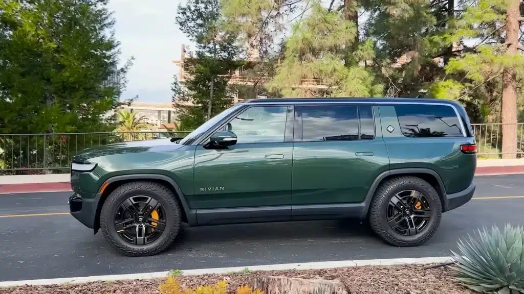 Car-reviewer-reveals-hidden-features-of-the-Rivian-R1S-SUV