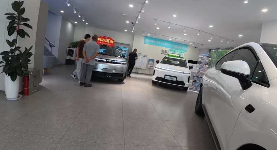 Low-income family in China go on the hunt for a new EV they can afford with $0.01/km target and they share full expenses after using 164km loophole