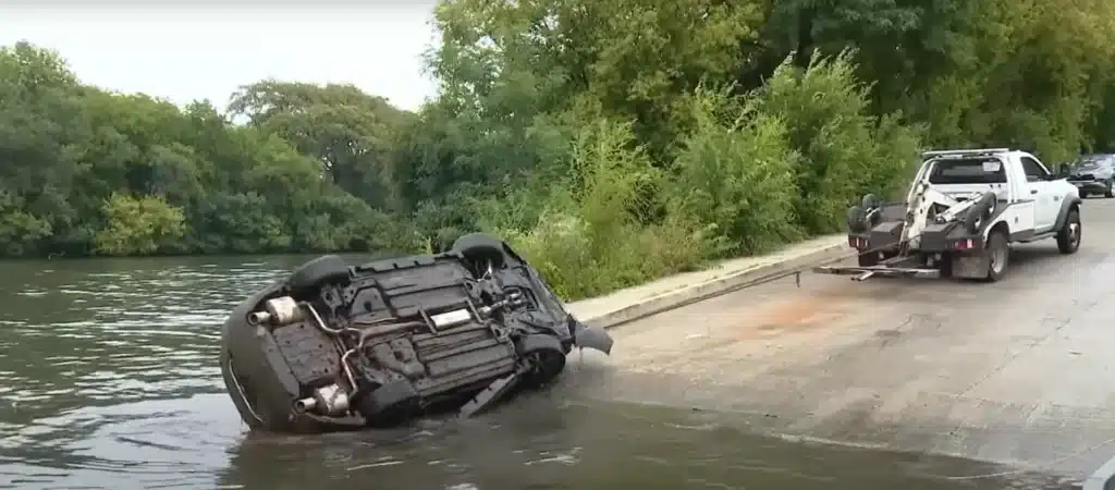 Divers enter Chicago river to investigate 1970 cold case and end up discovering 97 cars
