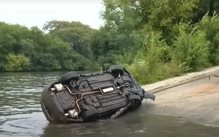 Divers enter Chicago river to investigate 1970 cold case and end up discovering 97 cars