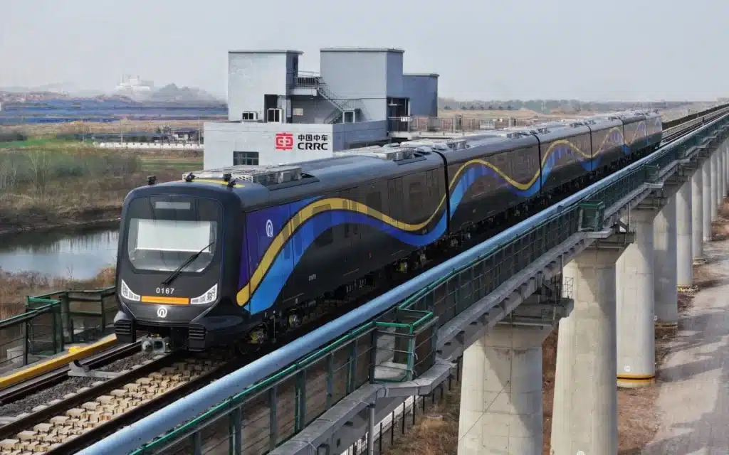 China-unveils-worlds-first-carbon-fiber-commuter-train
