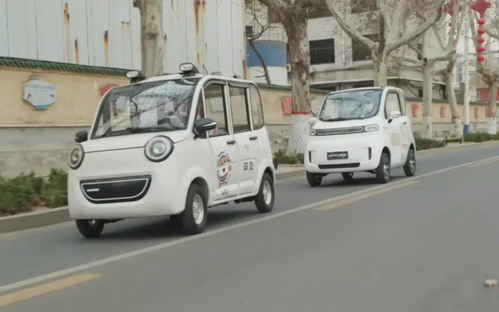 Chinese EV store leaves guys thinking they rented toy cars