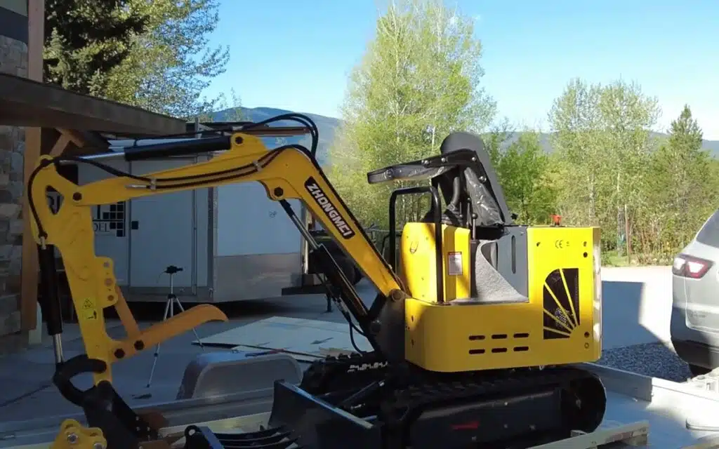 Man travels to Washington to collect mini excavator from China and unboxes decent machine with one unexpected surprise