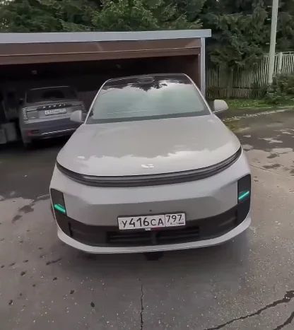 Chinese SUV waits for its owner to leave the car before using its incredible technology to back itself into the garage and park avoiding obstacles