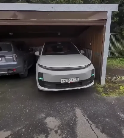 Chinese SUV waits for its owner to leave the car before using its incredible technology to back itself into the garage and park avoiding obstacles