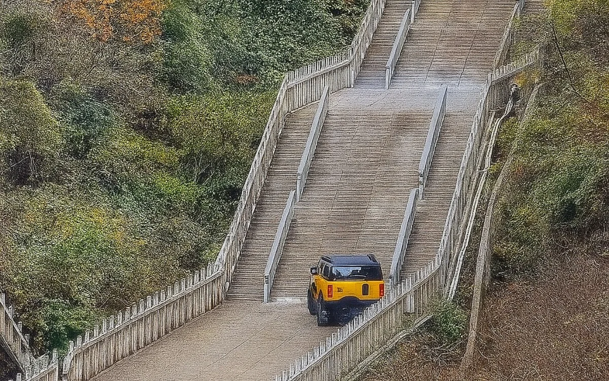 Side-by-side video of Chinese EV's attempt to recreate Range Rover ‘Stairway to Heaven’ climb next to real thing is very awkward to watch
