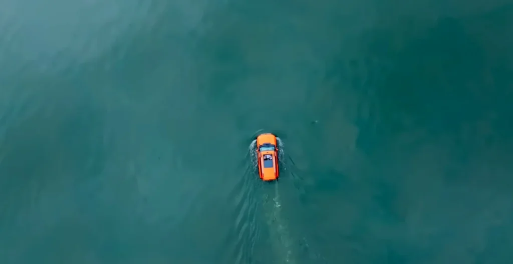 Chinese automaker Jetour just unveiled the G700 Ark Edition, a hybrid vehicle that can actually swim