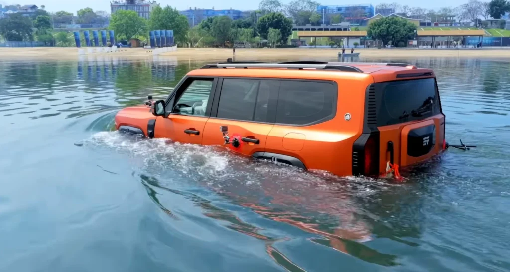 Chinese automaker Jetour just unveiled the G700 Ark Edition, a hybrid vehicle that can actually swim
