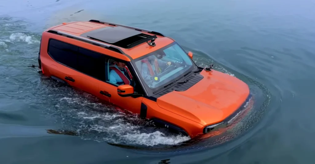Chinese automaker Jetour just unveiled the G700 Ark Edition, a hybrid vehicle that can actually swim
