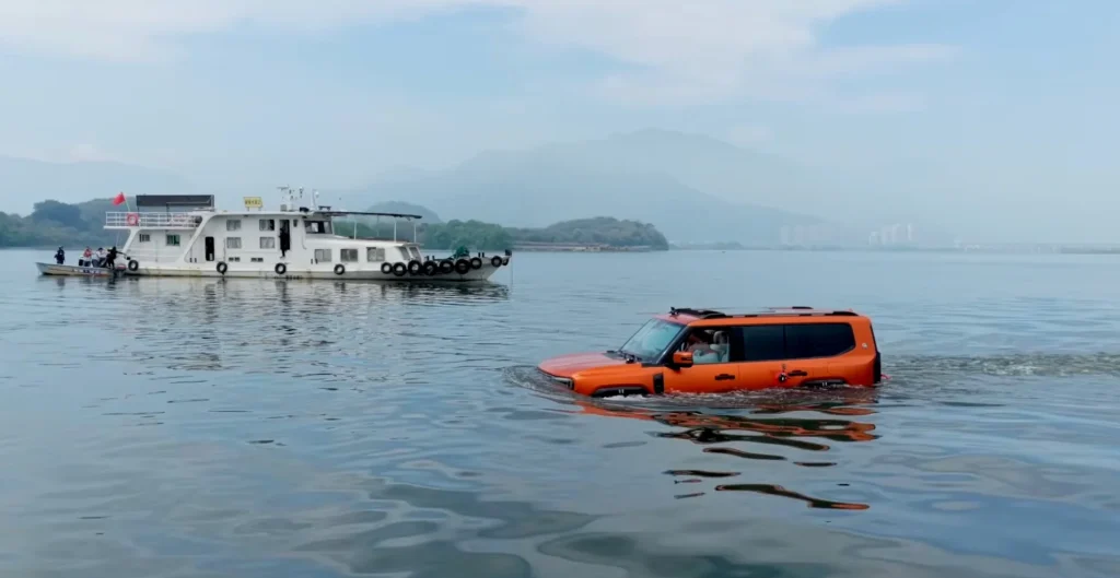 Chinese automaker Jetour just unveiled the G700 Ark Edition, a hybrid vehicle that can actually swim