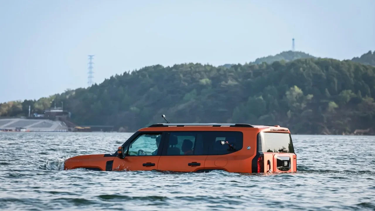 Chinese PHEV Jetour G700 Ark Edition does what no car has done before and sails across a lake