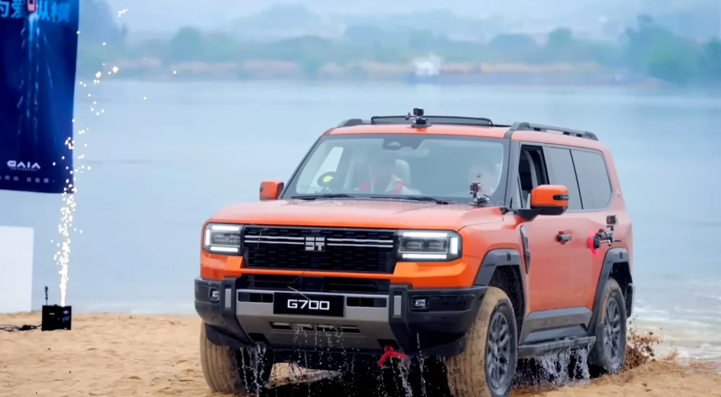 Chinese automaker Jetour just unveiled the G700 Ark Edition, a hybrid vehicle that can actually swim