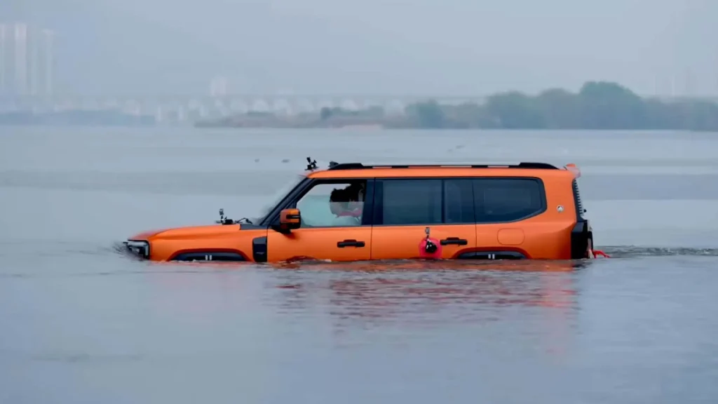 Chinese automaker Jetour just unveiled the G700 Ark Edition, a hybrid vehicle that can actually swim