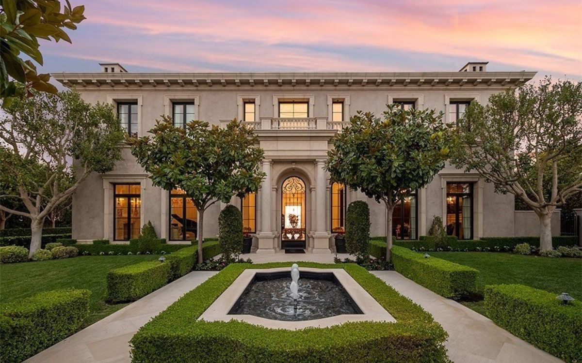 Chinese billionaire buys mansions