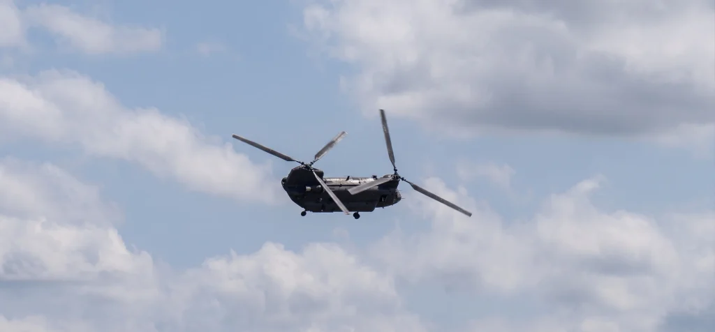 Wild video shows Chinook CH-47 performing a 'handbrake turn' while flying at air show