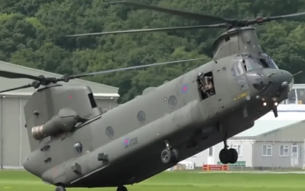 Pilot flies the Boeing CH-47 Chinook like a stunt pilot and caps it off with an incredible wheelie landing