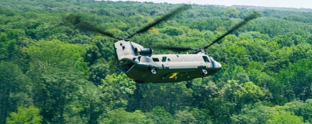 Pilot flies the Boeing CH-47 Chinook like a stunt pilot and caps it off with an incredible wheelie landing