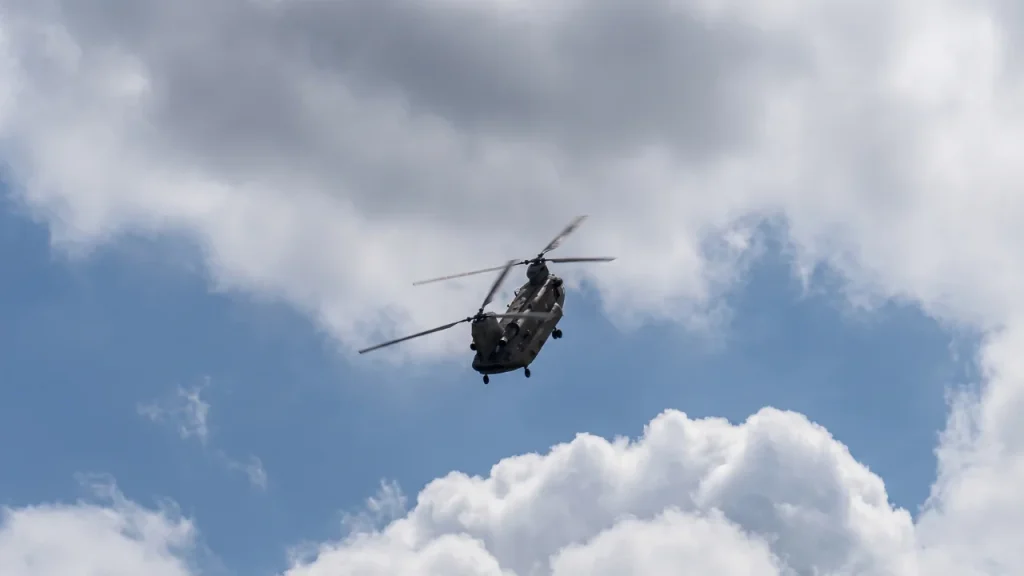 Wild video shows Chinook CH-47 performing a 'handbrake turn' while flying at air show