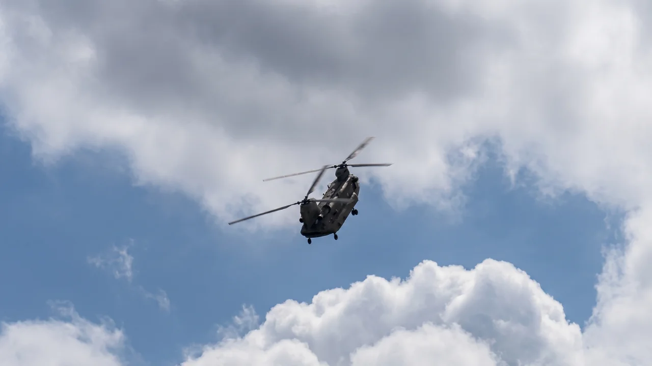 Wild video shows Chinook CH-47 performing a 'handbrake turn' while flying at air show