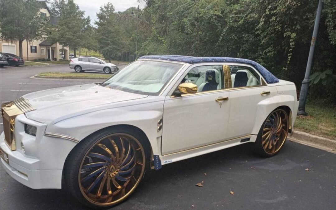 This Chrysler 300 so badly wants to be a Rolls-Royce Phantom