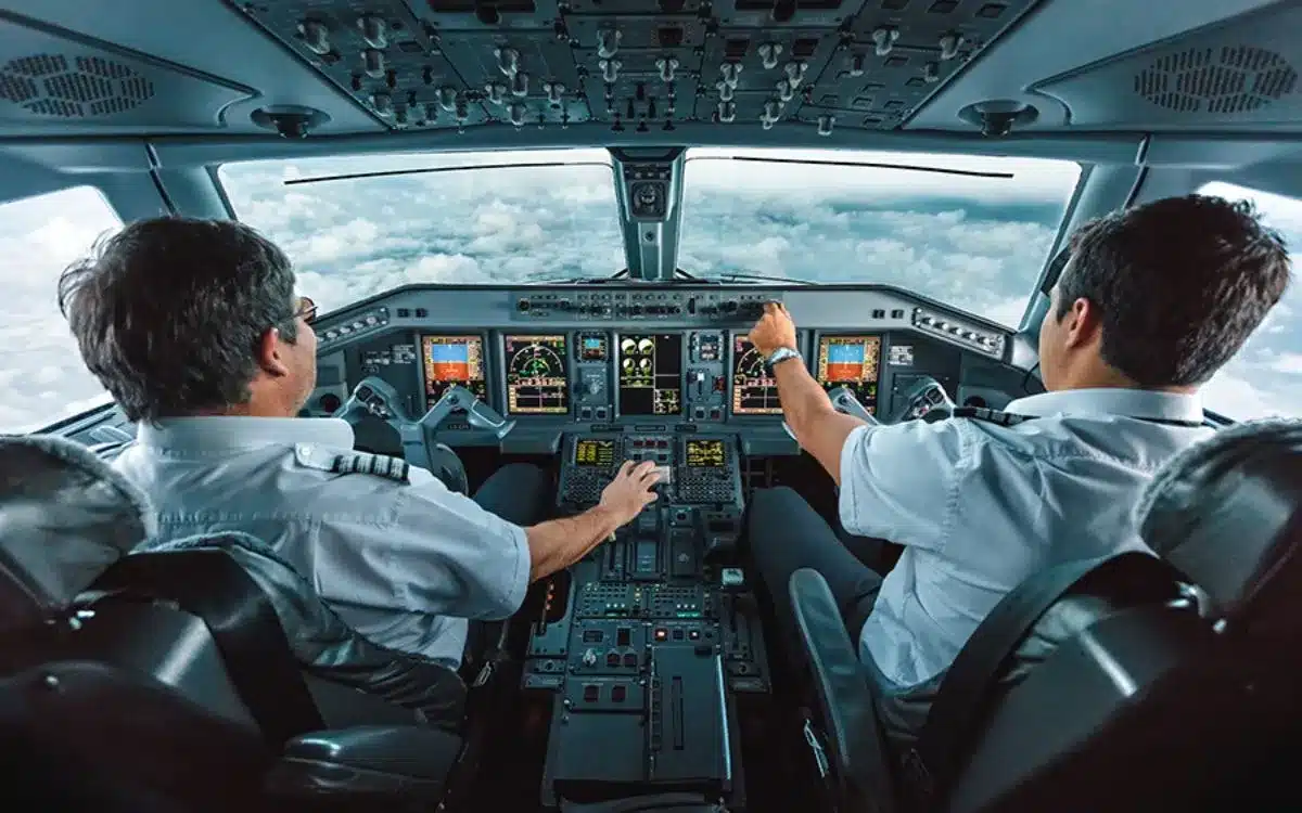 Commercial airline pilot explains what they really do during 18-hour flights
