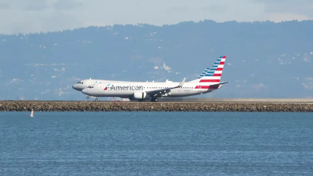 Boeing and Airbus flight parallel landing