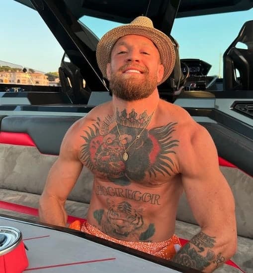 Conor McGregor to fight Floyd Mayweather