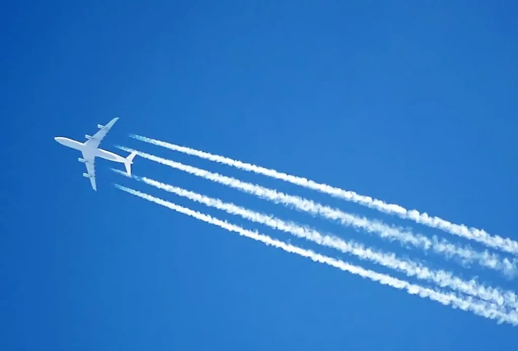 Couple baffled after spotting surreal phenomenon with line showing in front of plane — and ask what's causing it