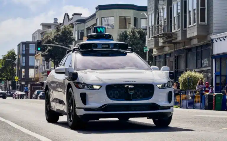 Cop has to pull over driverless Waymo has the strangest interaction with the car