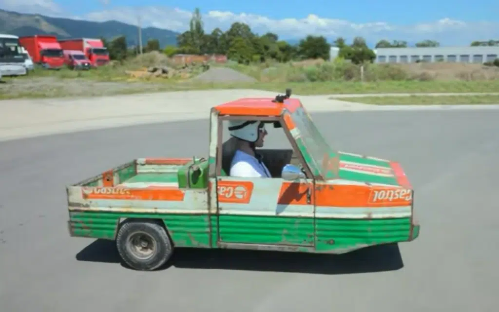 This is what its like driving the three-wheeled Ibishu Pigeon from the BeamNG.drive game