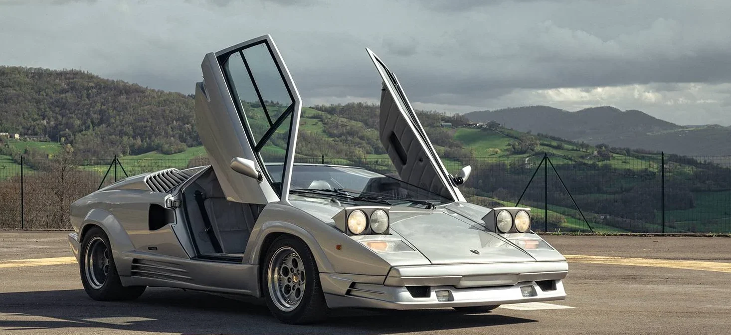 Man checking out a Lamborghini Countach in Florida discovers an unbelievable secret he guarantees you wouldn’t know 