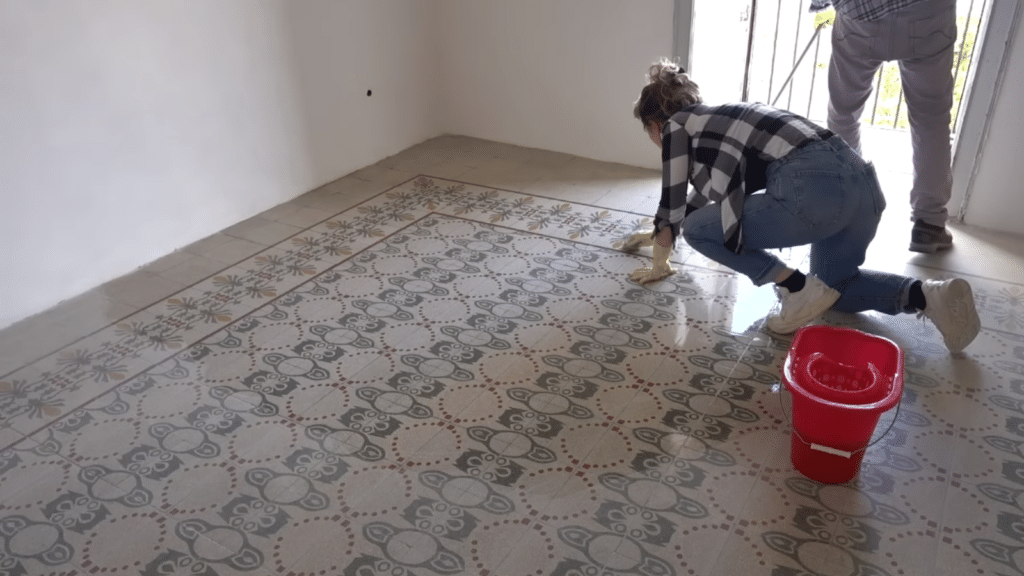 Couple buys a €1 house and completely transforms it in only 3 weeks