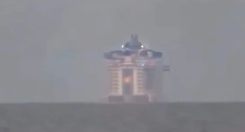 Man recorded cruise ship sailing away over the horizon in rare footage that should shut up flat-earthers for good