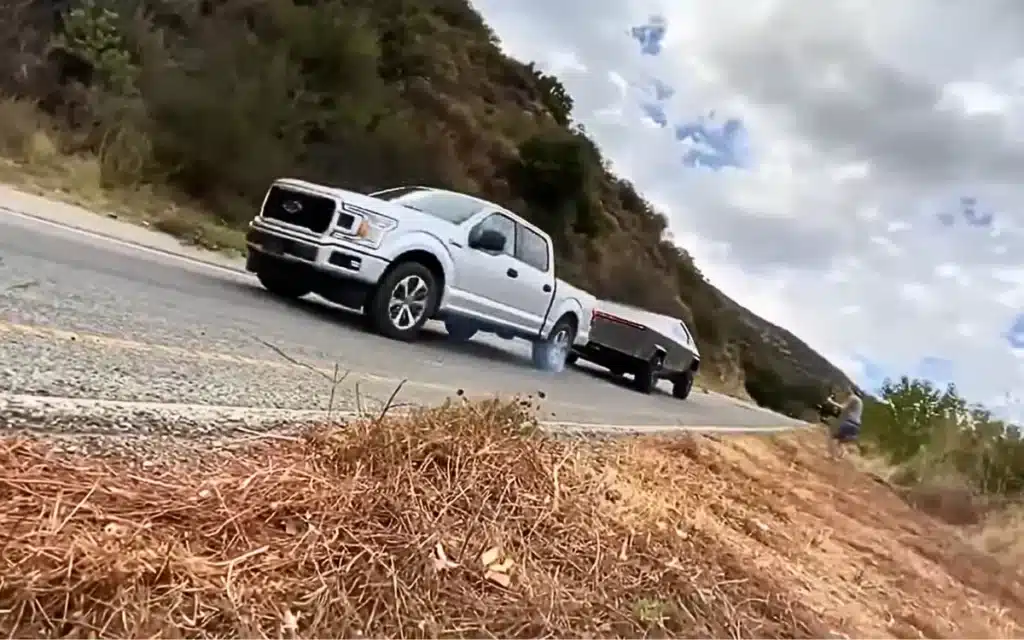 Ford F-150 vs Tesla Cybertruck tug-of-war