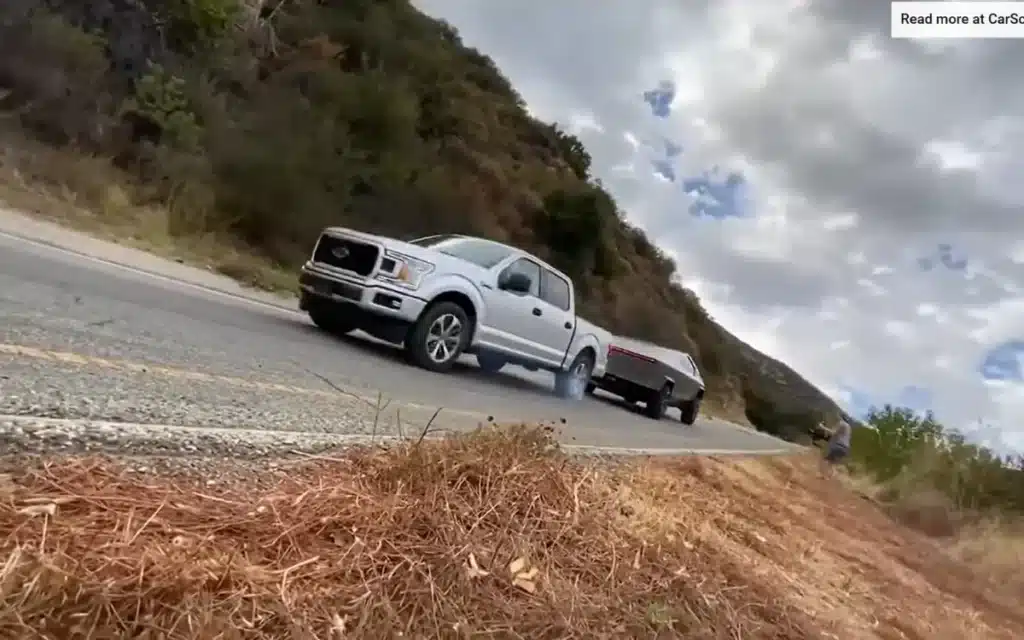 Ford F-150 vs Tesla Cybertruck tug-of-war