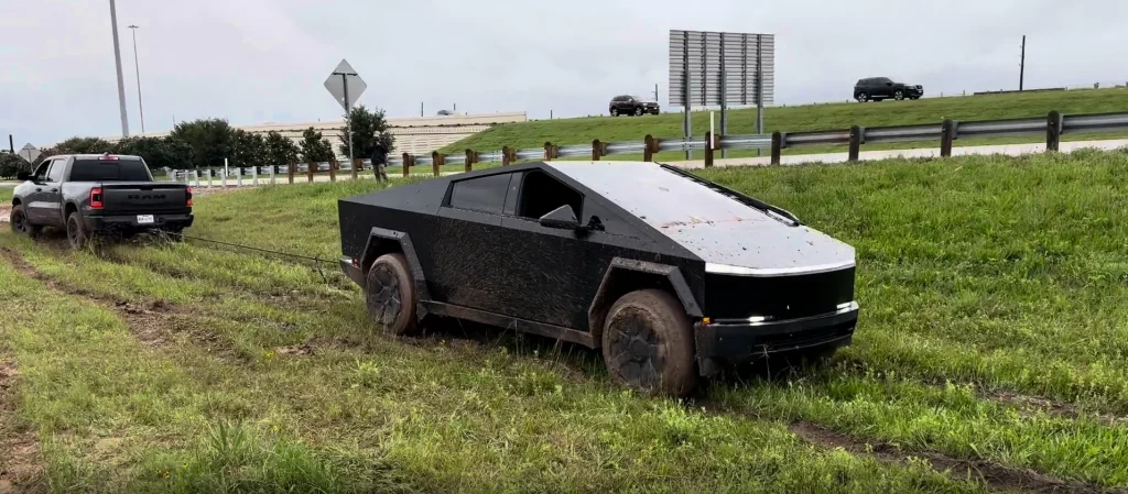 Texas Tesla Cybertruck driver decides to go to the rescue of Range Rover Defender stuck in muddy field but it quickly becomes a three-vehicle headache