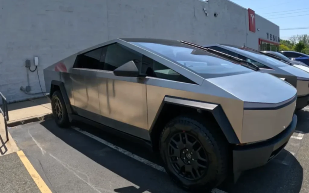 US man towing boat 2 hours up to the lake using Tesla Cybertruck comes to a damning conclusion