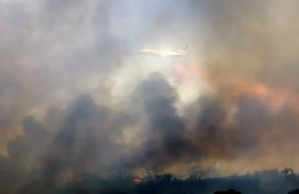 DC-10 Air Tanker extinguishing wildfire