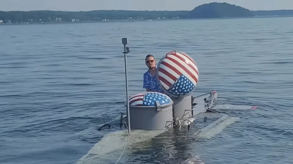 A New York YouTuber spent 4,000 hours building an electric submarine so scary a local thought it was an invasion