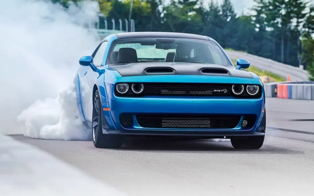 This man from Connecticut revealed a stunning surprise as the door of an abandoned storage unit, bought for $500, was hiding a Dodge Challenger Hellcat