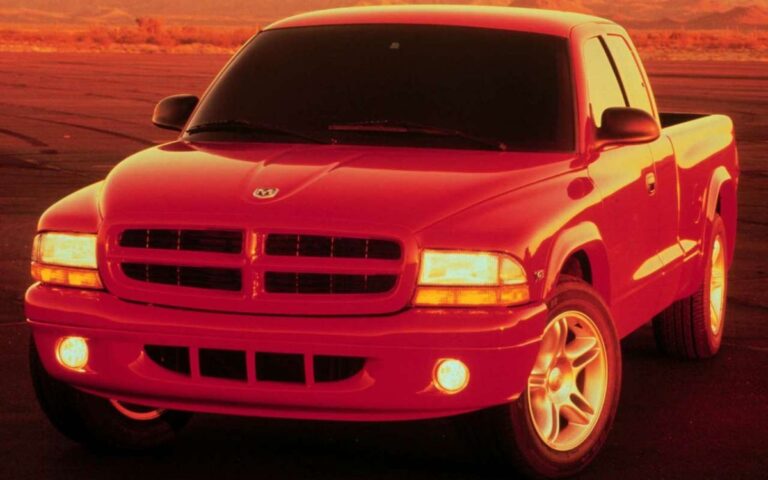 Dodge had a forgotten pickup truck that tried desperately to be a muscle car - meets the Dodge Dakota RT