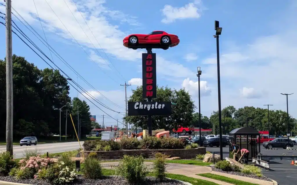 After this Dodge Viper was removed from a Kentucky dealership sign after 28 years to be restored, it has now been reinstated and it looks incredible