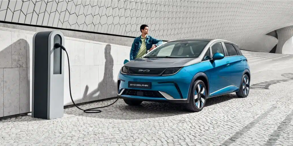 BYD’s EV charger sets a new EV fast charging record, as the BYD charger eliminates range anxiety by adding 400 km of range in just five minutes